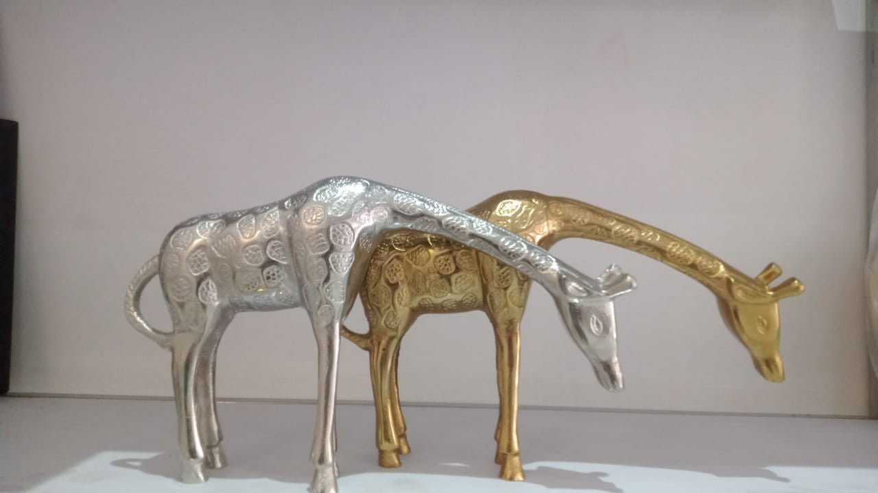 Giraffe Statue – Elegance & Charm
