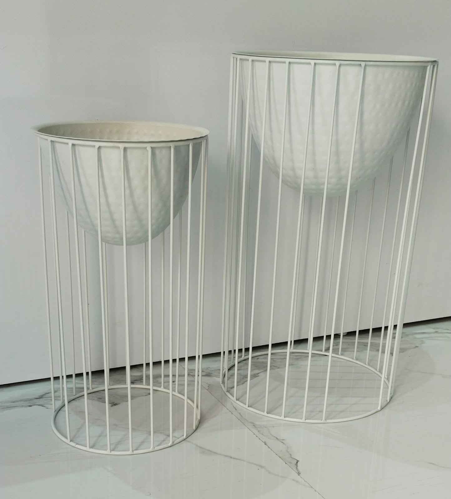 White Metal Planter Stand – Modern Decorative Plant Holder (22 Inch)